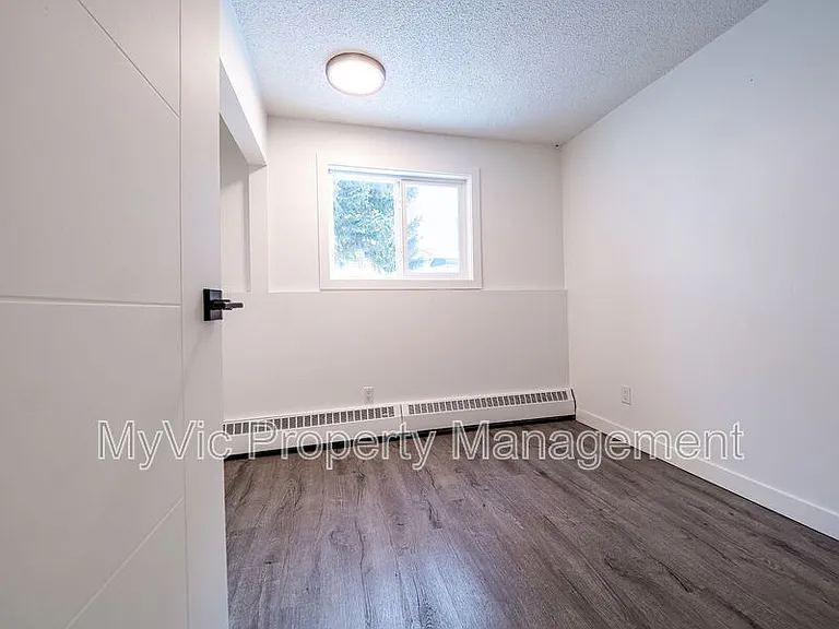 4610 47th St — Photo 6