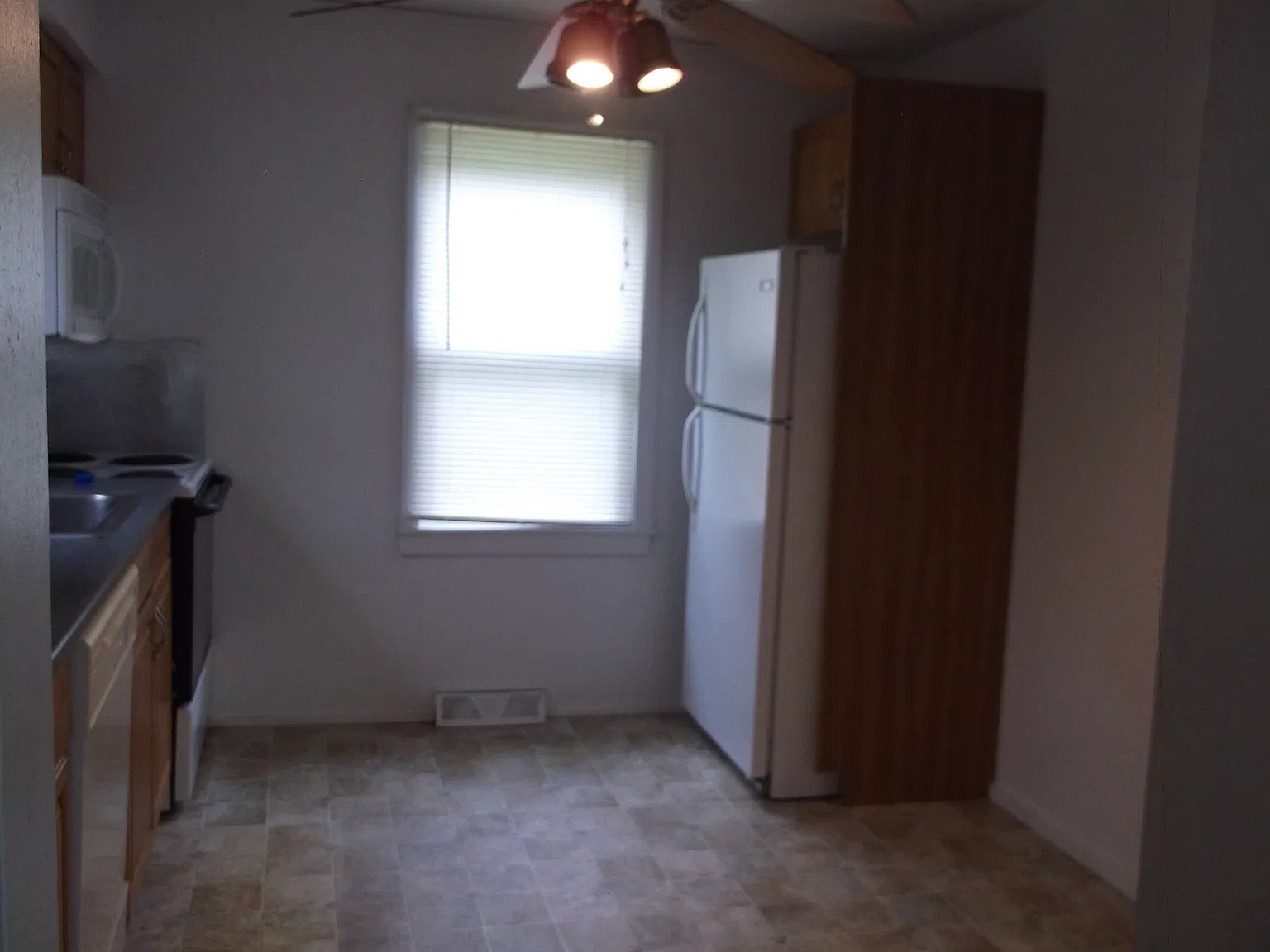 2 bed, 1000 sqft, $1,300 — Photo 1