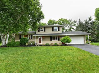 700 Shadowwood Ln, Webster, NY 14580