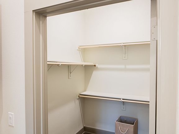 4th image of 707 Seale St APT 321