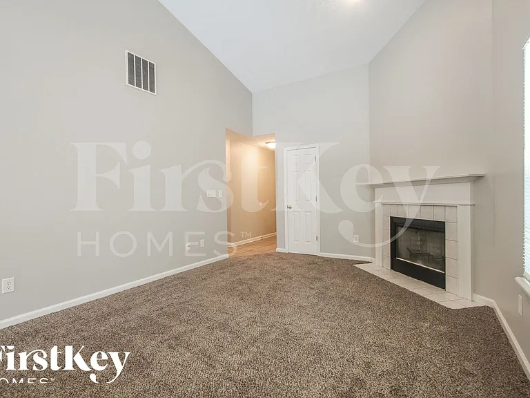 2283 Layton Park Ln — Photo 4