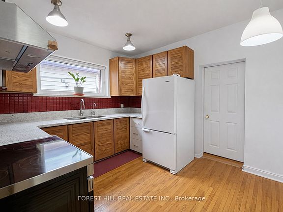 5th image of 1046 Dovercourt Rd