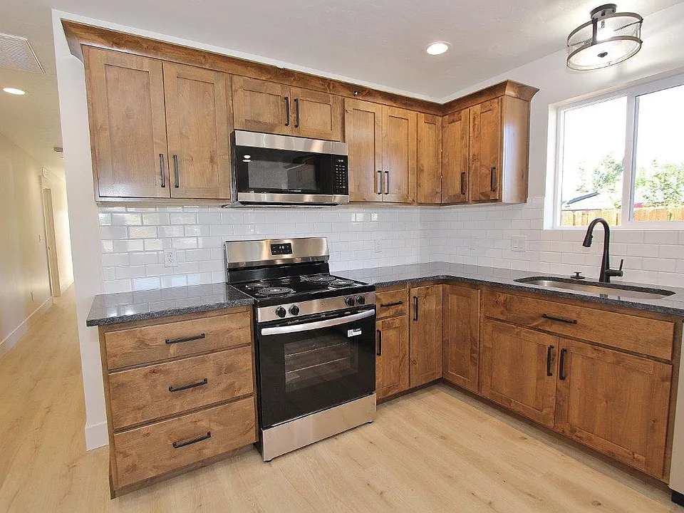 1115 S Commercial Ave #2