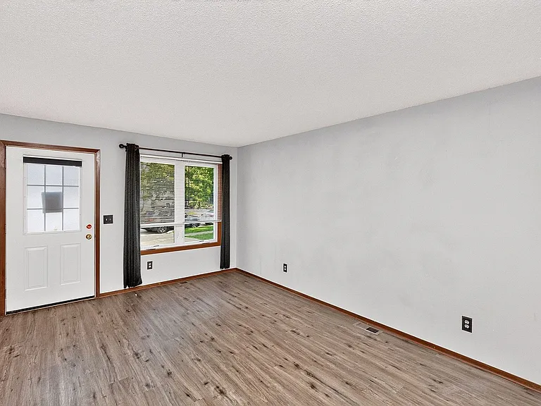 1614 NW Applewood St — Photo 3