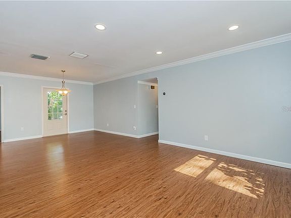 5th image of 1384 Greenwood Dr