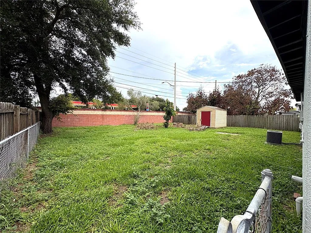 3 bed, 1.0 bath, 1050 sqft, $2,149 — Photo 3