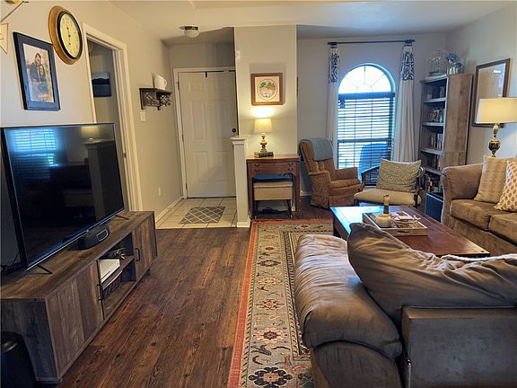 3rd image of 904 Camellia Ct APT B