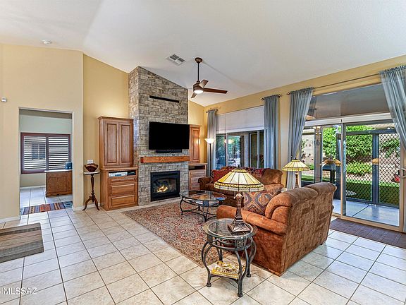 3rd image of 826 N Turquoise Vista Dr
