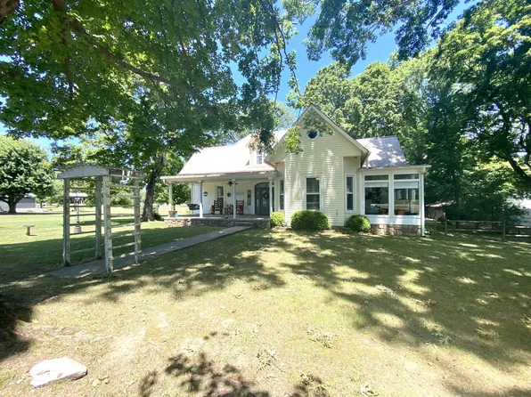 328 Railroad St N, Mc Ewen, TN 37101