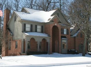 1509 Forest Bay Ct, Wixom, MI