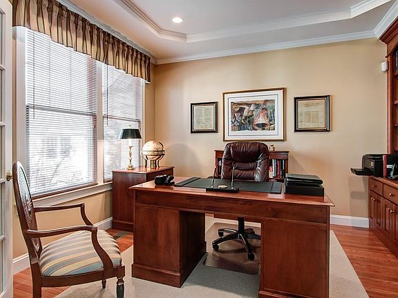 3rd image of 35 Carriage Hill Cir