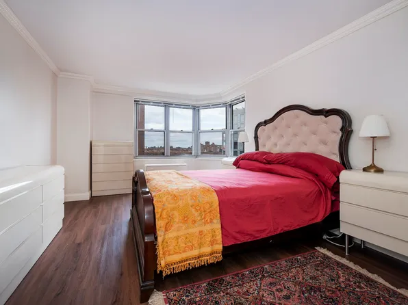 70-25 Yellowstone Boulevard image 1 of 16