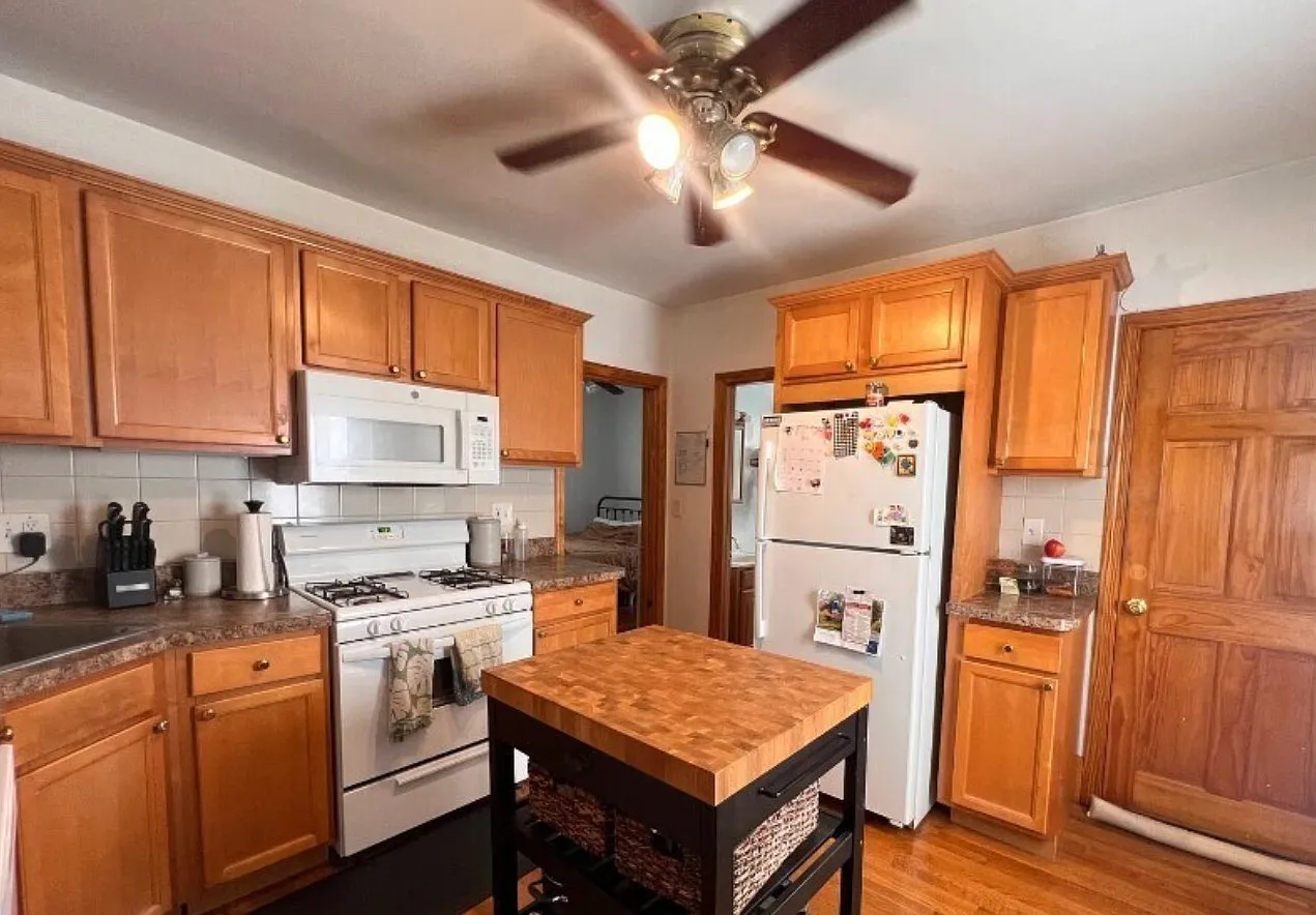 3 bed, 9999 sqft, $2,950 — Photo 2