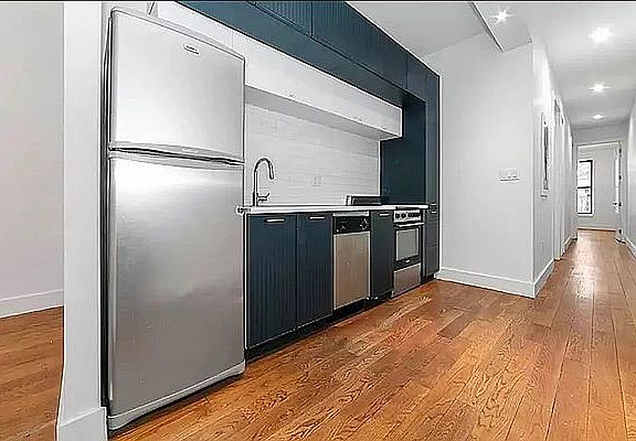 3rd image of 858 Hancock St #1B