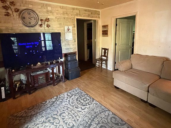 3rd image of 441 Pine Hill Cir