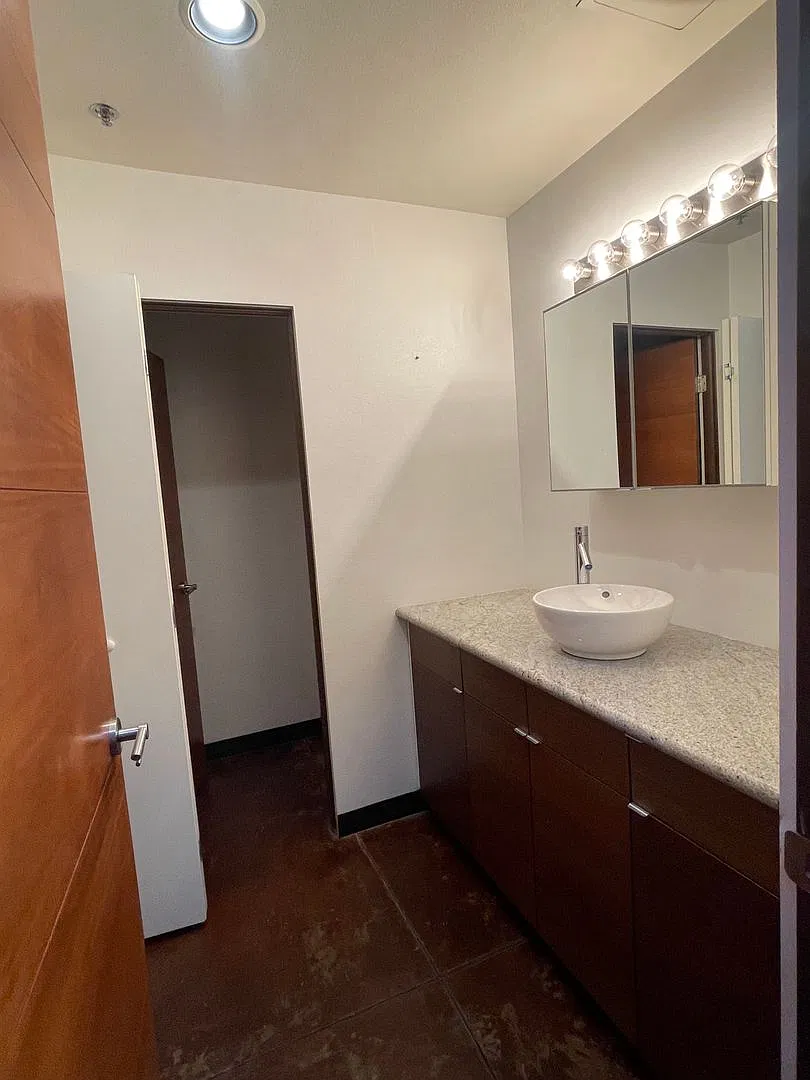 Trendy Loft Living Near The Arts District! — Photo 4