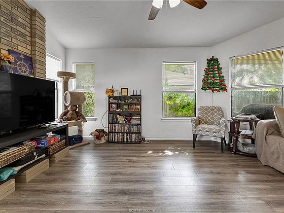 2nd image of 1110 Buttercup Cir