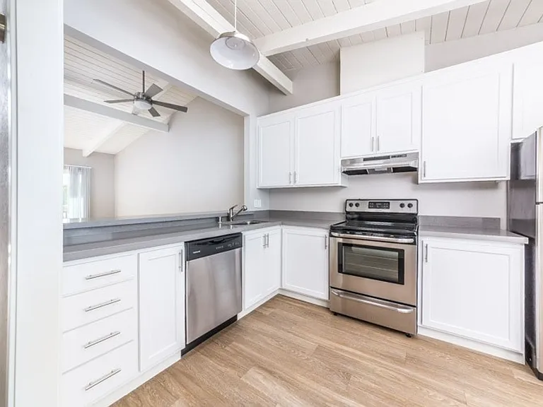 Poets Corner Apartments — Photo 105