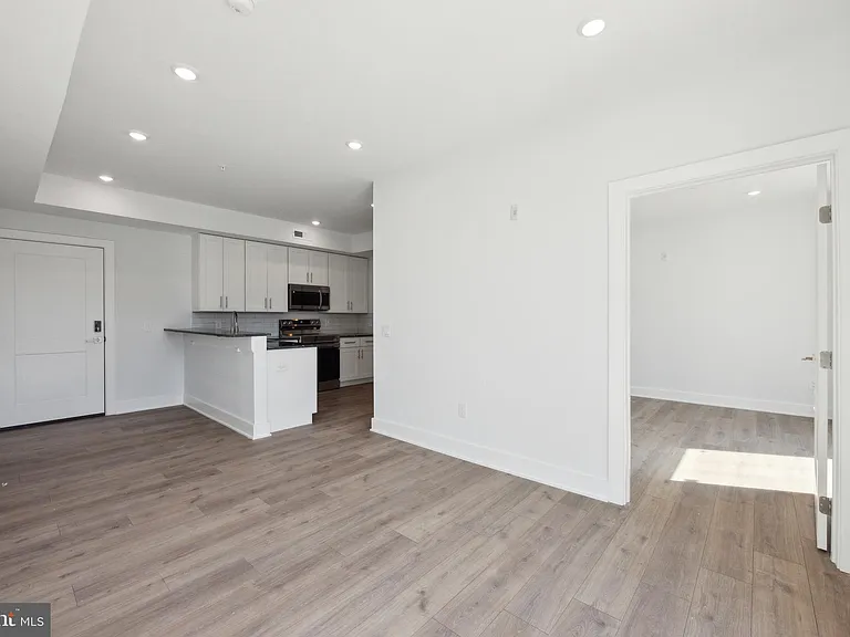 1350 N Front St #203 — Photo 8