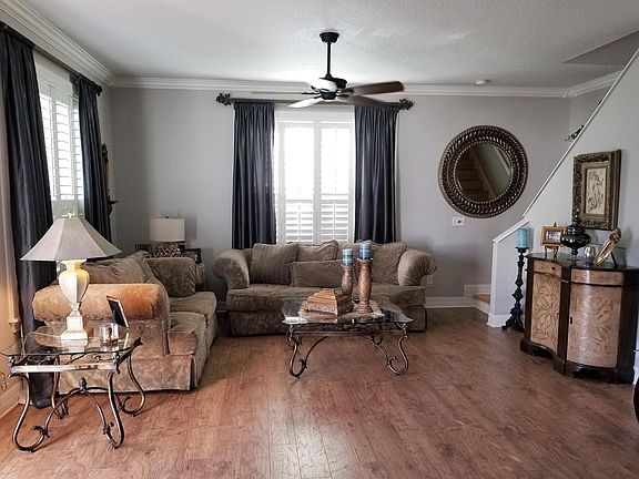 Large livng area ideal for entertaining!