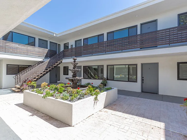 1330 N Martel Ave — Photo 11