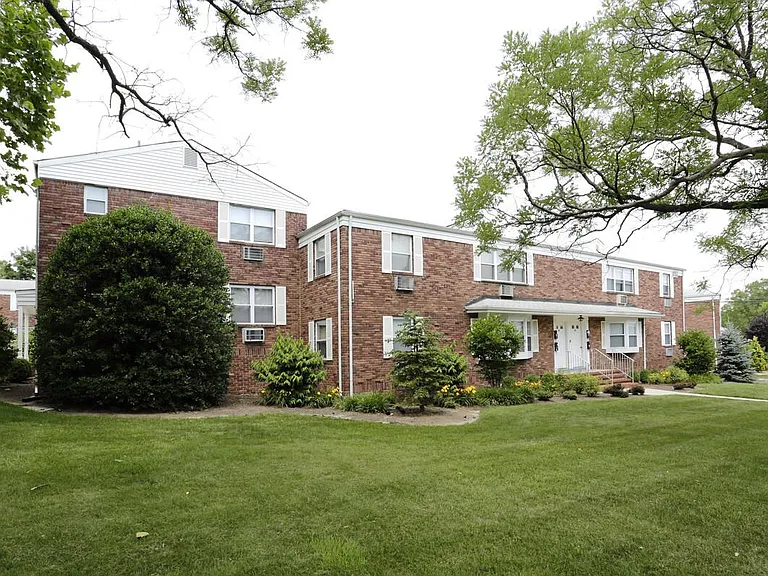 Taylor Gardens — Photo 12