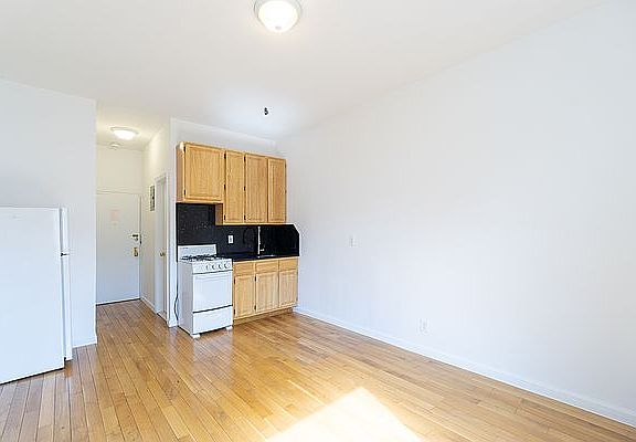 3rd image of 320 W 20th St APT 12A