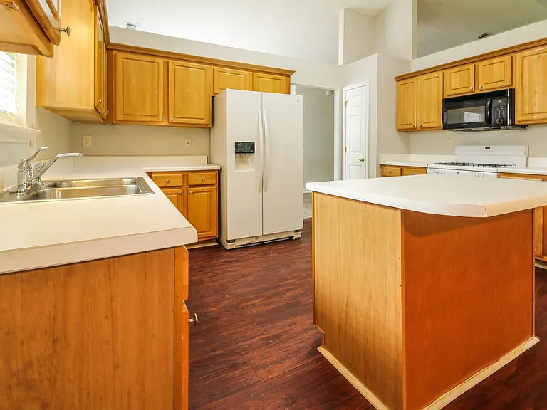 5729 Lakeview Cir — Photo 10