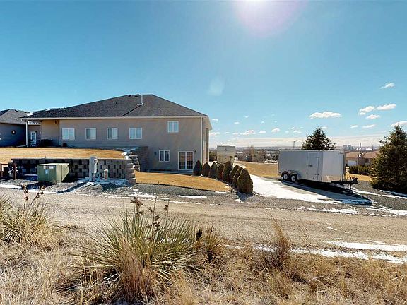 4th image of 2127 Grandview Dr