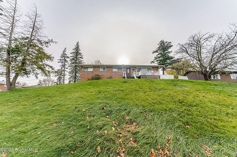2nd image of 122 Hackett Boulevard
