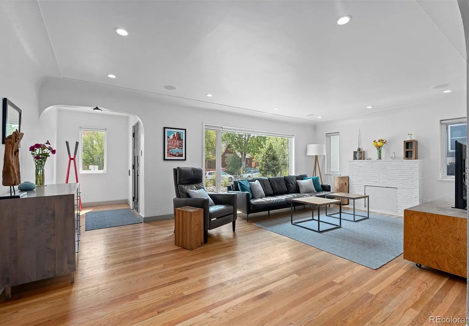 3 bed, 2.0 bath, 2168 sqft, $3,300 — Photo 4