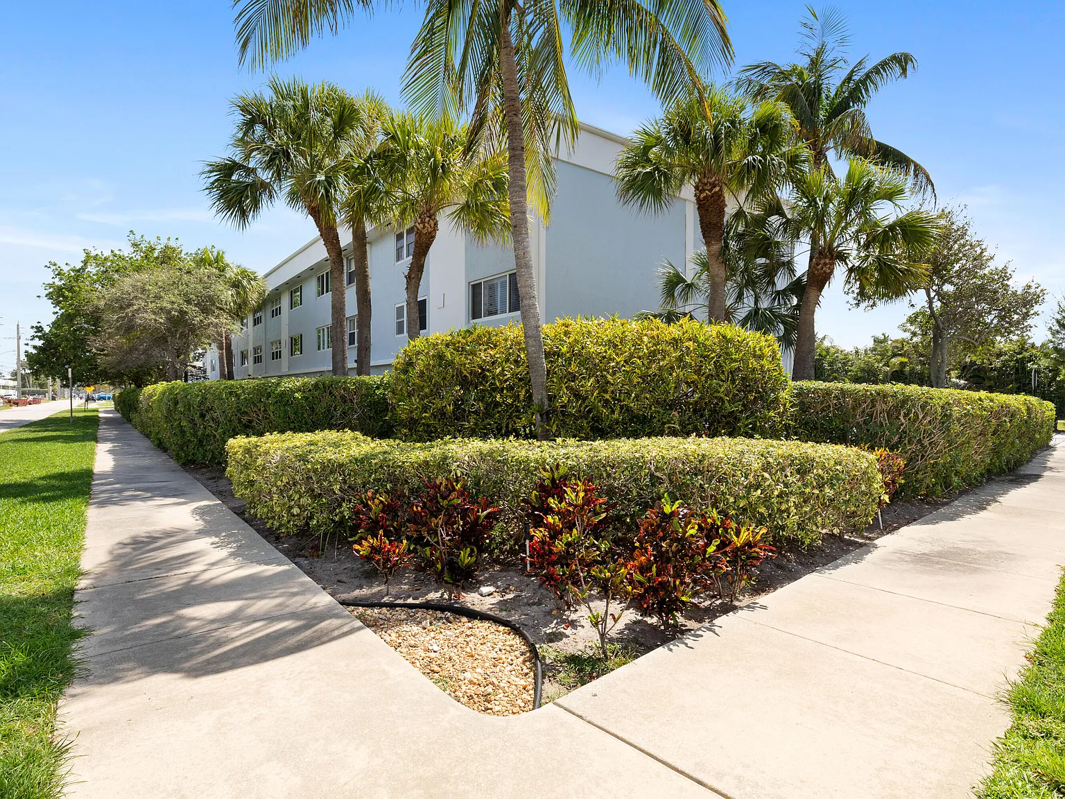 1 bed, 1.0 bath, 663 sqft, $1,925 — Photo 2