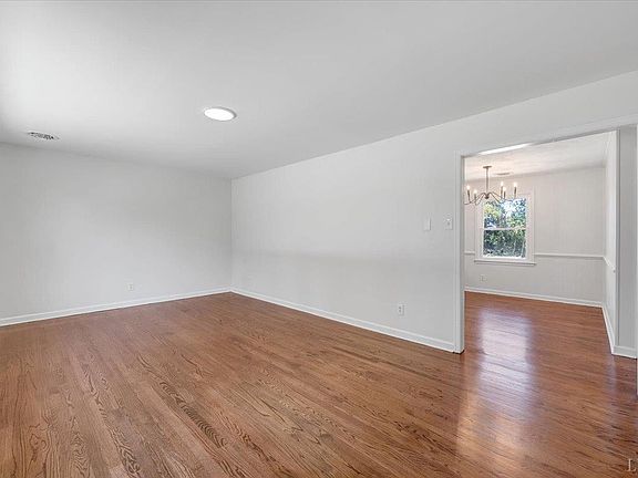 2nd image of 1002 Green Meadow Rd
