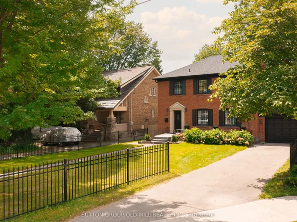 10 Queens Ave, Toronto, ON M8V 2N1