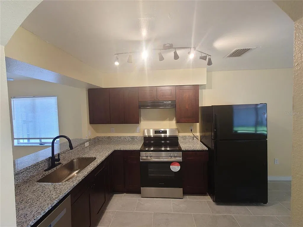 2 bed, 1.0 bath, 983 sqft, $1,749 — Photo 3