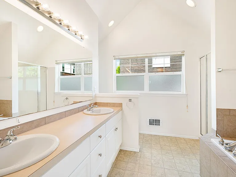 410 W Barrett St — Photo 16