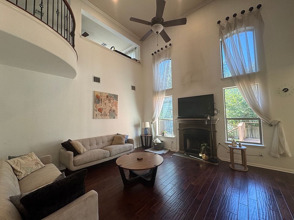 Living with fire place and high ceilings