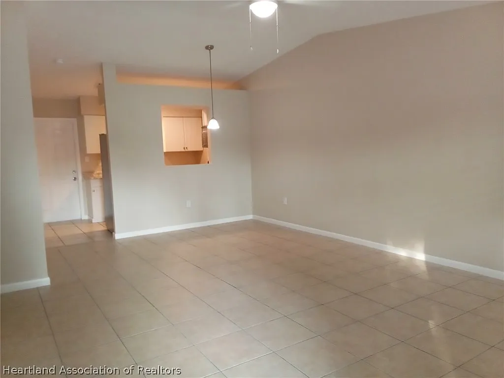 2 bed, 2.0 bath, 900 sqft, $1,275 — Photo 2