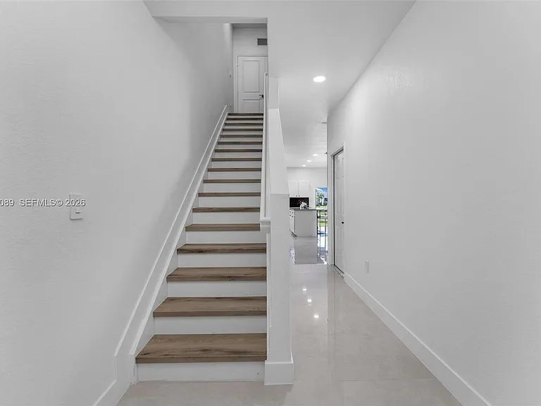 617 SW 11th St — Photo 6