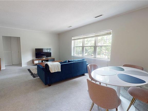 4th image of 133 Lake Shore Rd APT 4