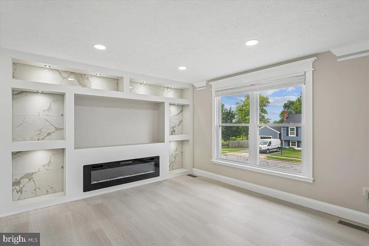 5 bed, 3.5 bath, 2028 sqft, $3,500 — Photo 3