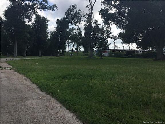 3rd image of 1802 E Prien Lake Rd