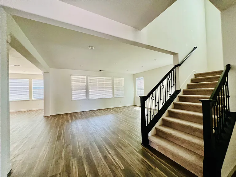 304 E Angelina Ave — Photo 9