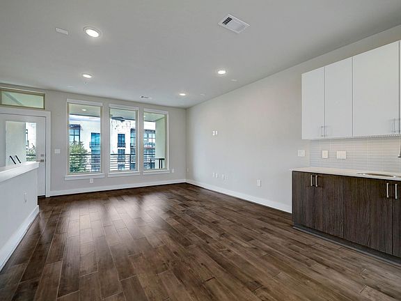 4th image of 4819 Caroline St #306
