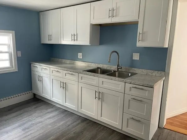 27 E Bartlett St, Westfield, MA 01085