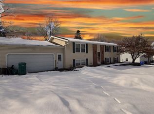 8 Trefoil Ln, Brockport, NY 14420