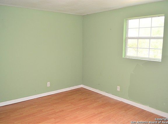 5th image of 2808 Hicks Ave