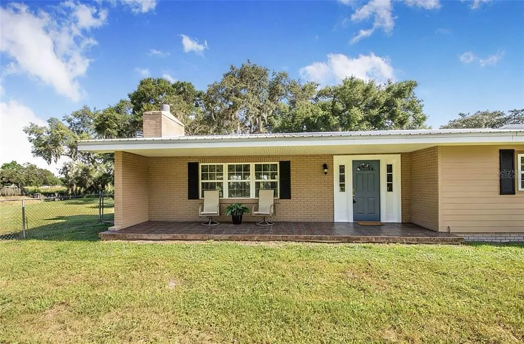 3 bed, 2.0 bath, 2403 sqft, $3,000 — Photo 2