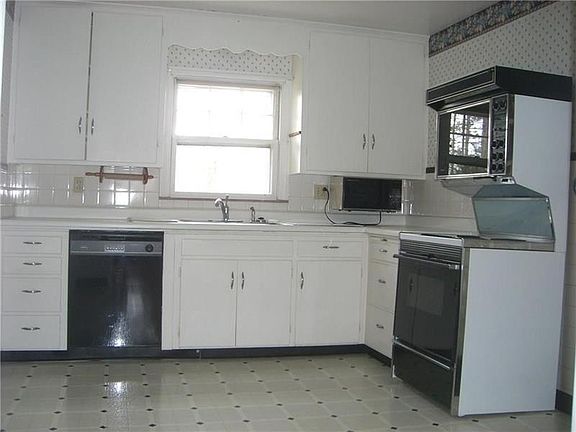 2nd image of 824 N Main St