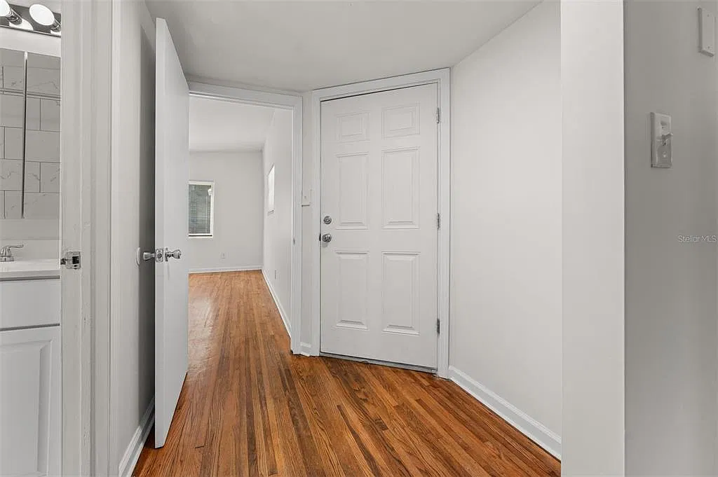 2 bed, 1.0 bath, 830 sqft, $1,725 — Photo 4